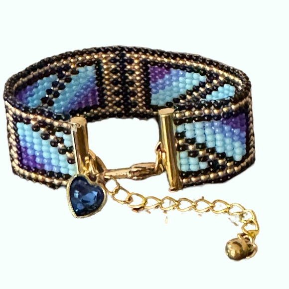 Hand crafted beaded blue geometric Native American inspired adjustable bracelet - Picture 7 of 11
